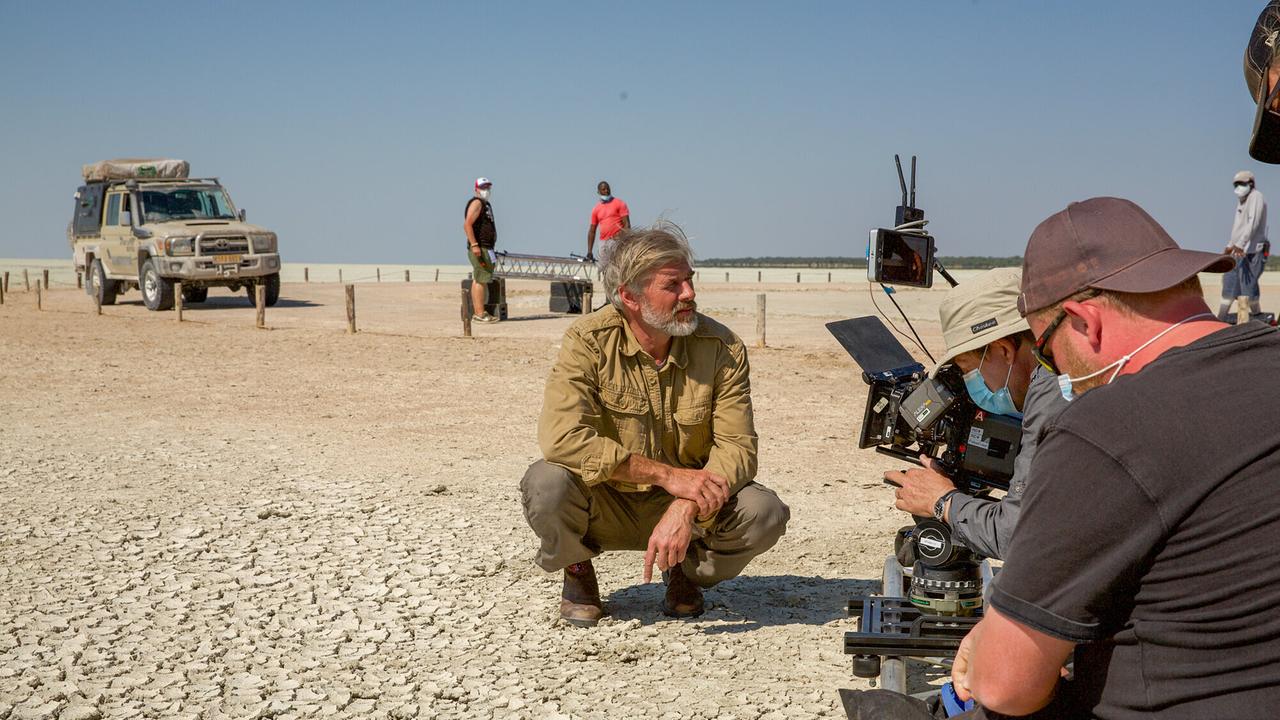 "Das Traumschiff Spezial: 40 Jahre auf See": Staff-Kapitän Martin Grimm alias Daniel Morgenroth in einer Szene an einem ausgetrockneten See im Etosha-Nationalpark: Dreharbeiten an Originalschauplätzen in der glühenden Hitze Namibias.