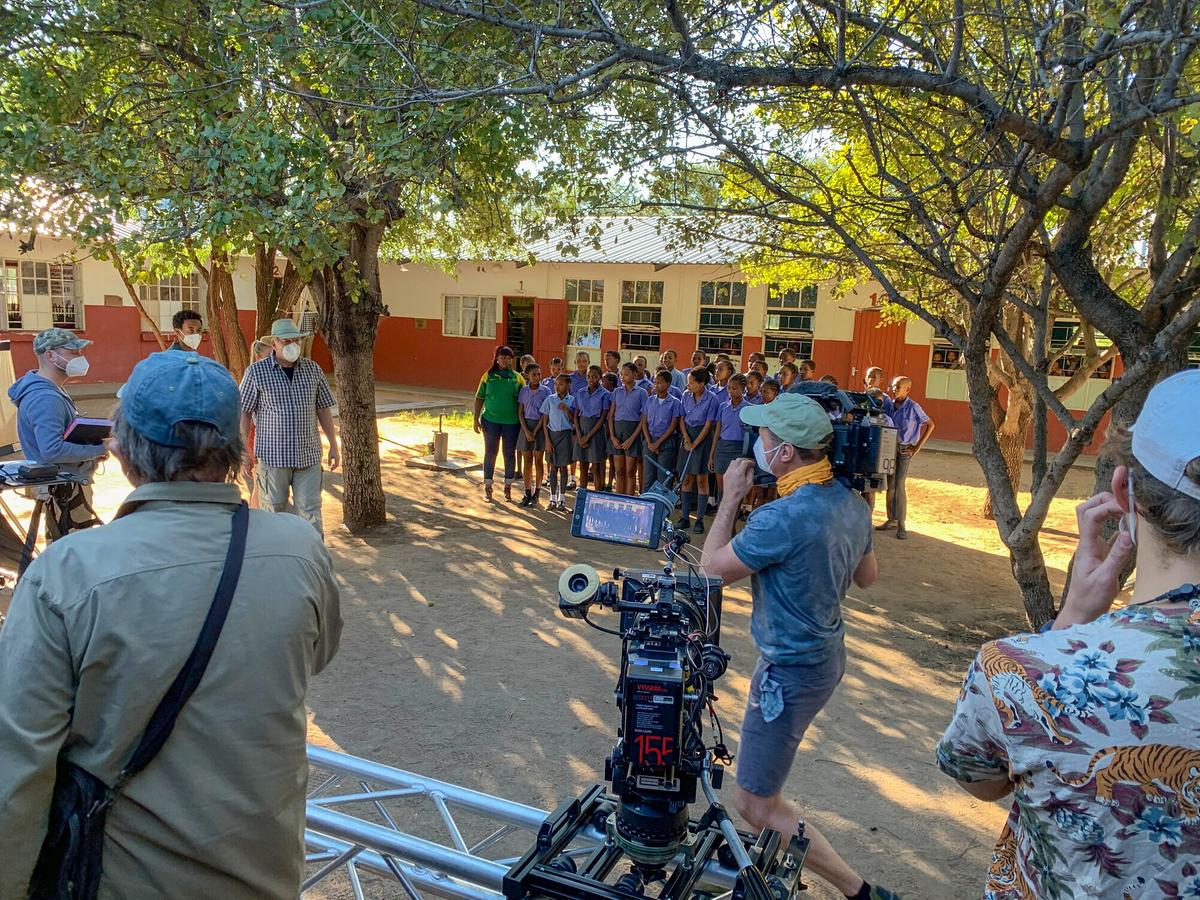"Das Traumschiff Spezial: 40 Jahre auf See": In dieser Schule im Norden Namibias ist perfekte Koordination entscheidend. Einheimische Schüler, Schauspieler und die gesamte Filmcrew arbeiten zusammen - alles unter exklusiver Beobachtung der Kamera von "Das Traumschiff - Spezial".