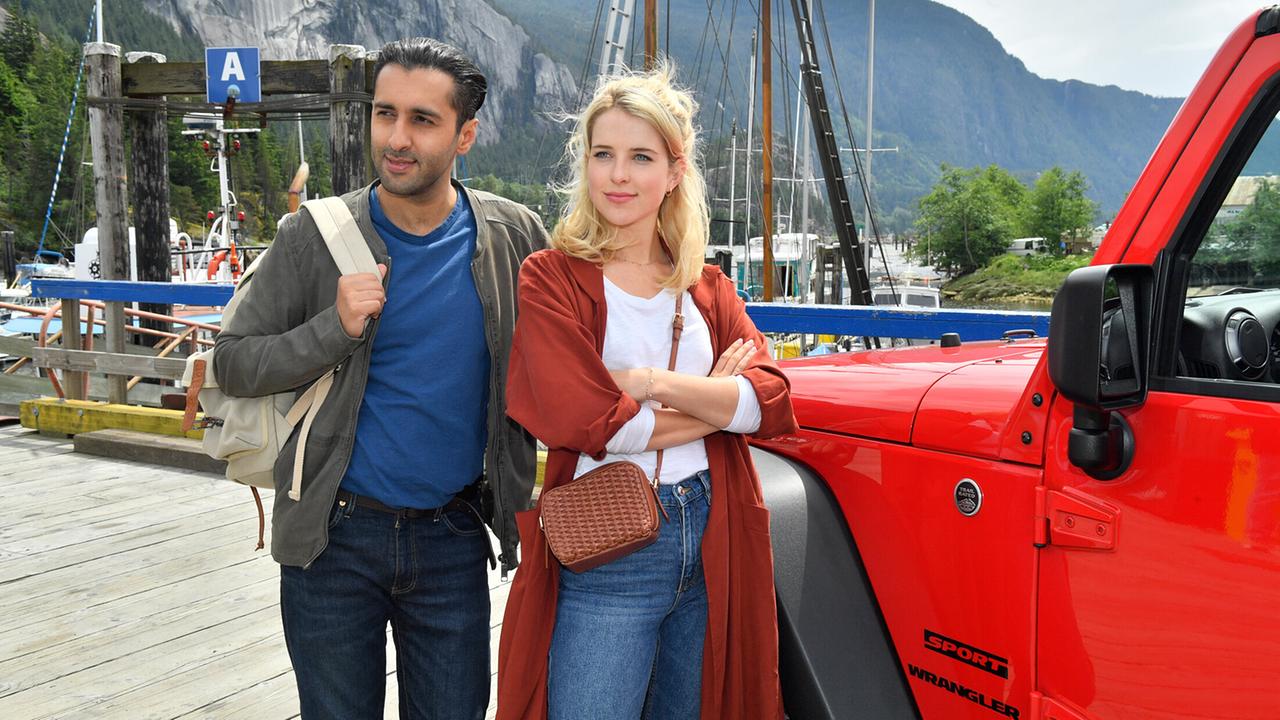 "Das Traumschiff: Vancouver": Tarik Stein (Omar Akbar) unterstützt seine Freundin Corinna Sander (Leonie Brill) auf der Suche nach dem Autoren James Munro.