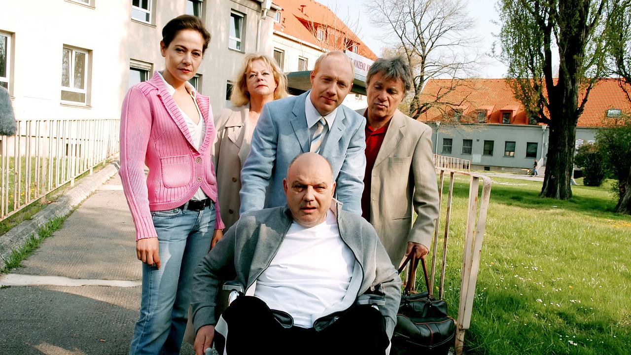 © ORF/Hubert Mican "Trautmann - Die Hanno Herz Story": Monica Weinzettl (Tränkler), Marianne Mendt (Gitti Schimek), Simon Schwarz (Burschi Dolezal), Wolfgang Böck (Trautmann), Wolfram Berger (Oberst Brandner)