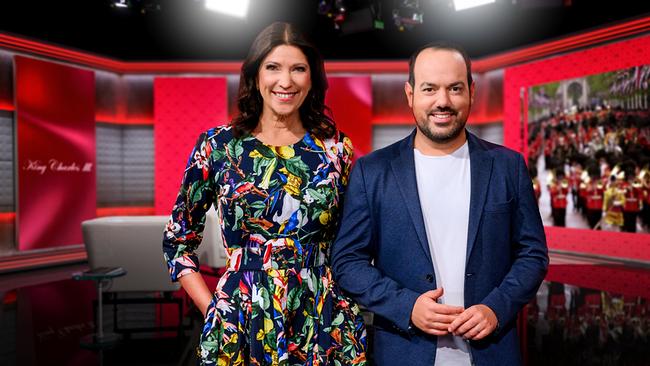 Marion Nachtwey und Patrick Budgen stehen im Studio zu "Trooping the Colour" vor rotem Hintergrund mit Einblendungen der Parade.