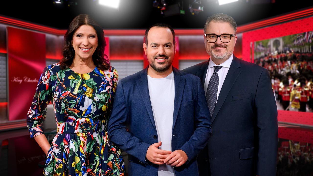 © ORF Marion Nachtwey, Patrick Budgen und Ansgar Gersmann stehen im Studio zu "Trooping the Colour" vor rotem Hintergrund mit Einblendungen der Parade.