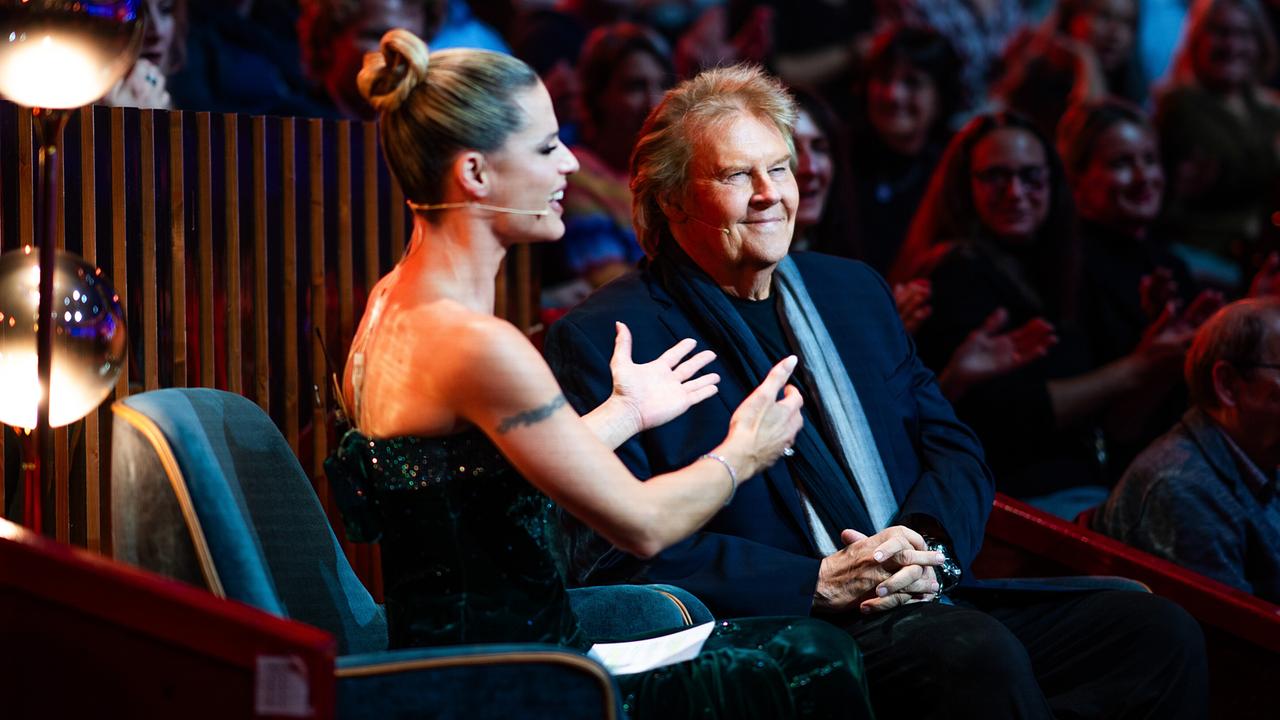 "Udo Jürgens Forever – Die Show zu seinem 90. Geburtstag": Moderatorin Michelle Hunziker im Gespräch mit Howard Carpendale