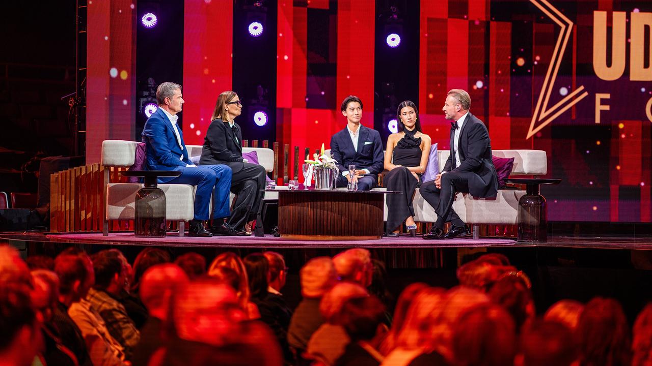 "Udo Jürgens Forever – Die Show zu seinem 90. Geburtstag": John Jürgens und Jenny Jürgens mit Dennis Jürgens und Jasmin Jürgens (die Enkelkinder von Udo Jürgens) und Moderator Sasha