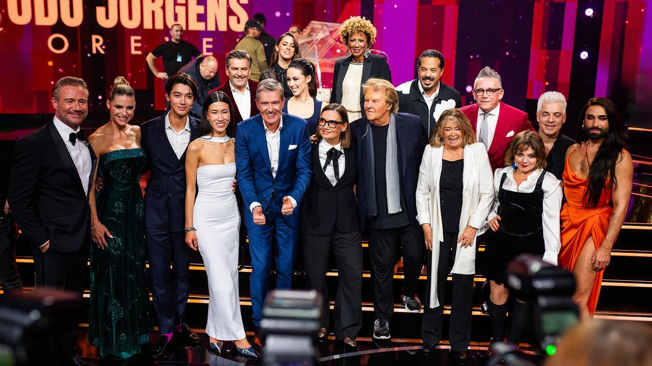 "Udo Jürgens Forever – Die Show zu seinem 90. Geburtstag": Von links, vorne: Jasmin Jürgens, John Jürgens, Jenny Jürgens, Howard Carpendale, Wencke Myhre und Annett Louisan; hinten: Moderator Sasha, Moderatorin Michelle Hunziker, Dennis Jürgens, Thomas Anders, Vanessa Mai, Aurora Hunziker-Ramazzotti, Arabella Kiesbauer, Adel Tawil, Götz Alsmann, Michael Mittermaier und Conchita Wurst