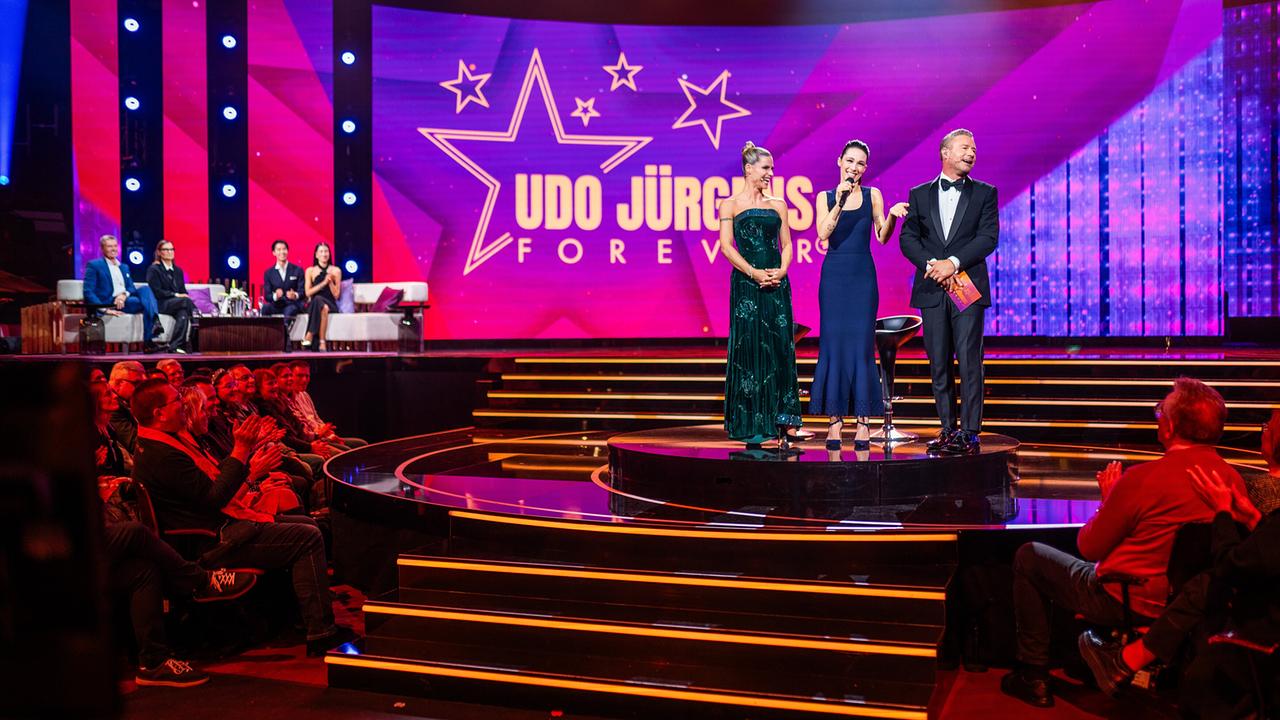 "Udo Jürgens Forever – Die Show zu seinem 90. Geburtstag": Moderatorin Michelle Hunziker mit ihrer Tochter Aurora Hunziker-Ramazzotti (Moderatorin und Model) und Moderator Sasha