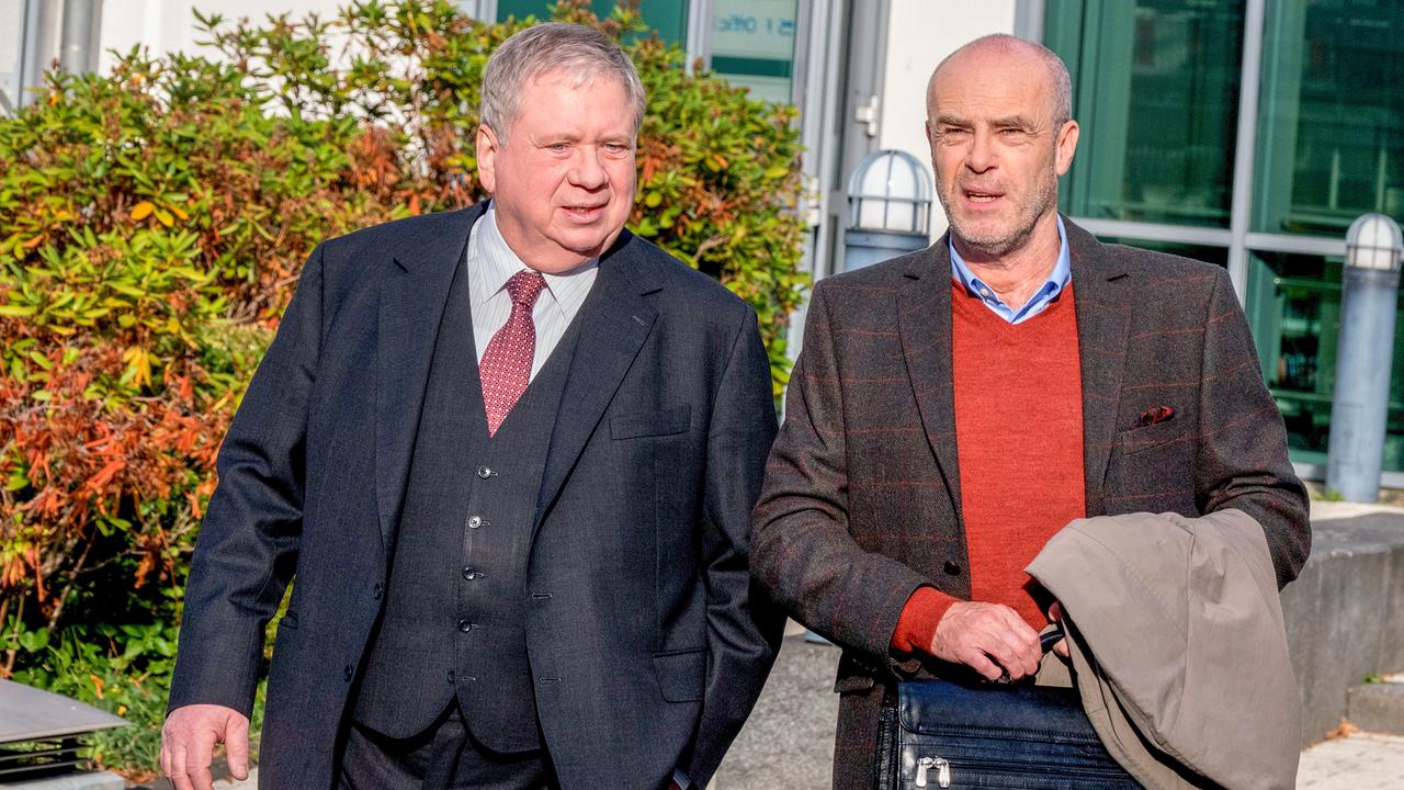 © ORF/ZDF/Andrea Enderlein Im Bild: Im Mordfall um eine Ärztin, die Paaren helfen sollte, Kinder zu bekommen, trifft Staatsanwalt Bernd Reuther (Rainer Hunold, l.) auch auf Dr. Lohsen (Peter Kremer, r.), der früher eine gemeinsame Praxis mit dem Opfer führte.