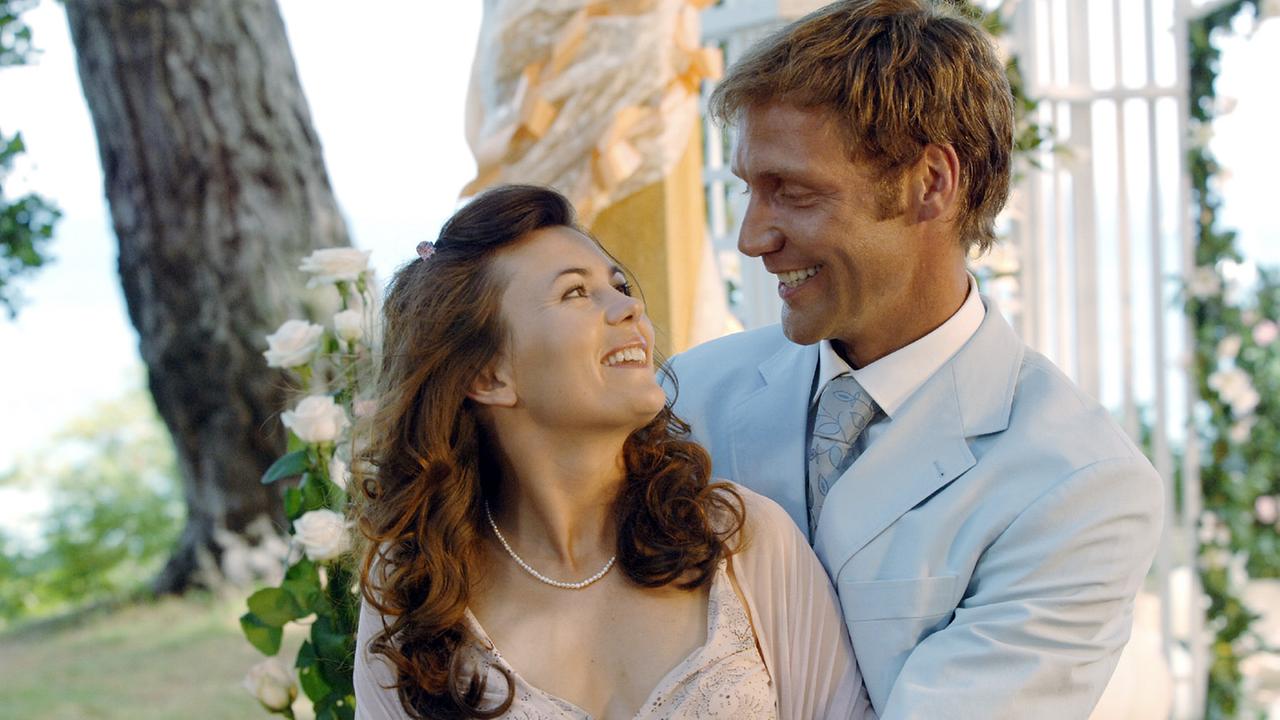 © ORF/ZDF/Jon Ailes Im Bild: Julia (Jeanne Tremsal) und Nicolas (Patrik Fichte) feiern ihr neues Glück.
