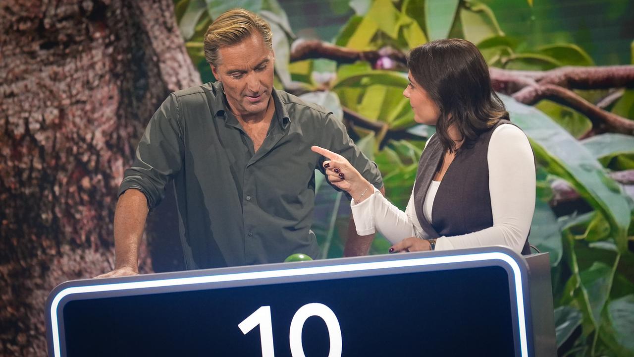 Hans Knaus und Julia Lauss beraten sich am Spielpult bei "Universum - Die Show"
