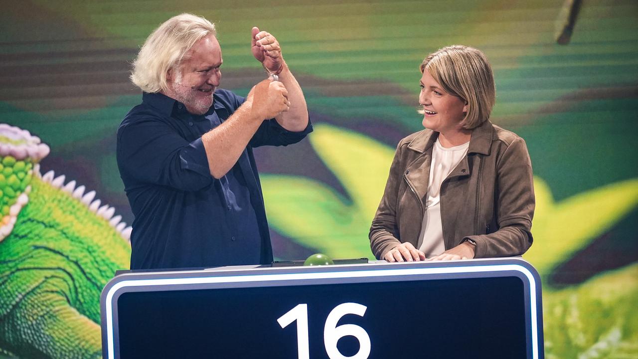 Gregor Seberg gestikuliert mit seinen Händen etwas in Richtung Nicola Feichtegger am Spielpult bei "Universum - Die Show"