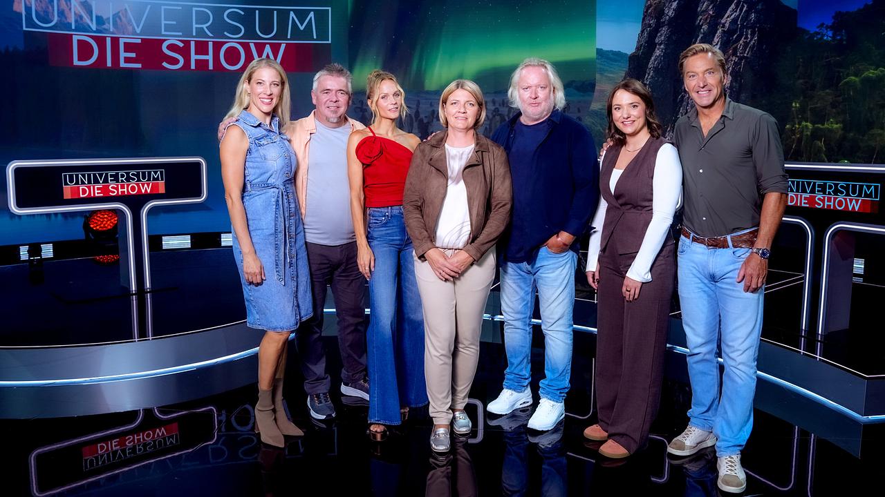 Gruppenfoto mit Maria Angelini-Santner, Harald Zeitlhofer, Mirjam Weichselbraun, Nicola Feichtegger, Gregor Seberg, Julia Lauss und Hans Knaus im Studio von "Universum - Die Show"