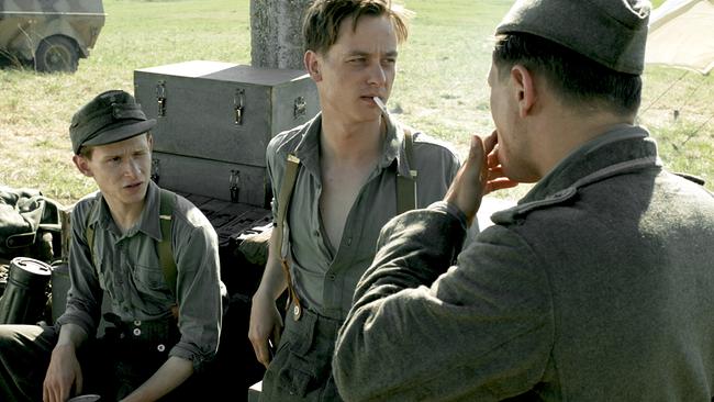 Im Bild: Friedhelm (Tom Schilling) in einer Kampfpause, Soldat Bartel (Joel Basman).
