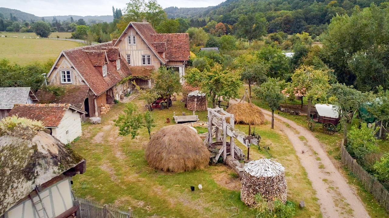 © ORF/DOCDAYS Productions/Knut Schmitz Unterwegs auf Europas Pilgerwegen (2): Der Permakultur-Hof der Familie Hervé-Gruyer in Le Bec-Hellouin steht für eine besonders nachhaltige Form des Gemüseanbaus. Er war der erste seiner Art in Frankreich und ist inzwischen Vorbild für viele weitere.