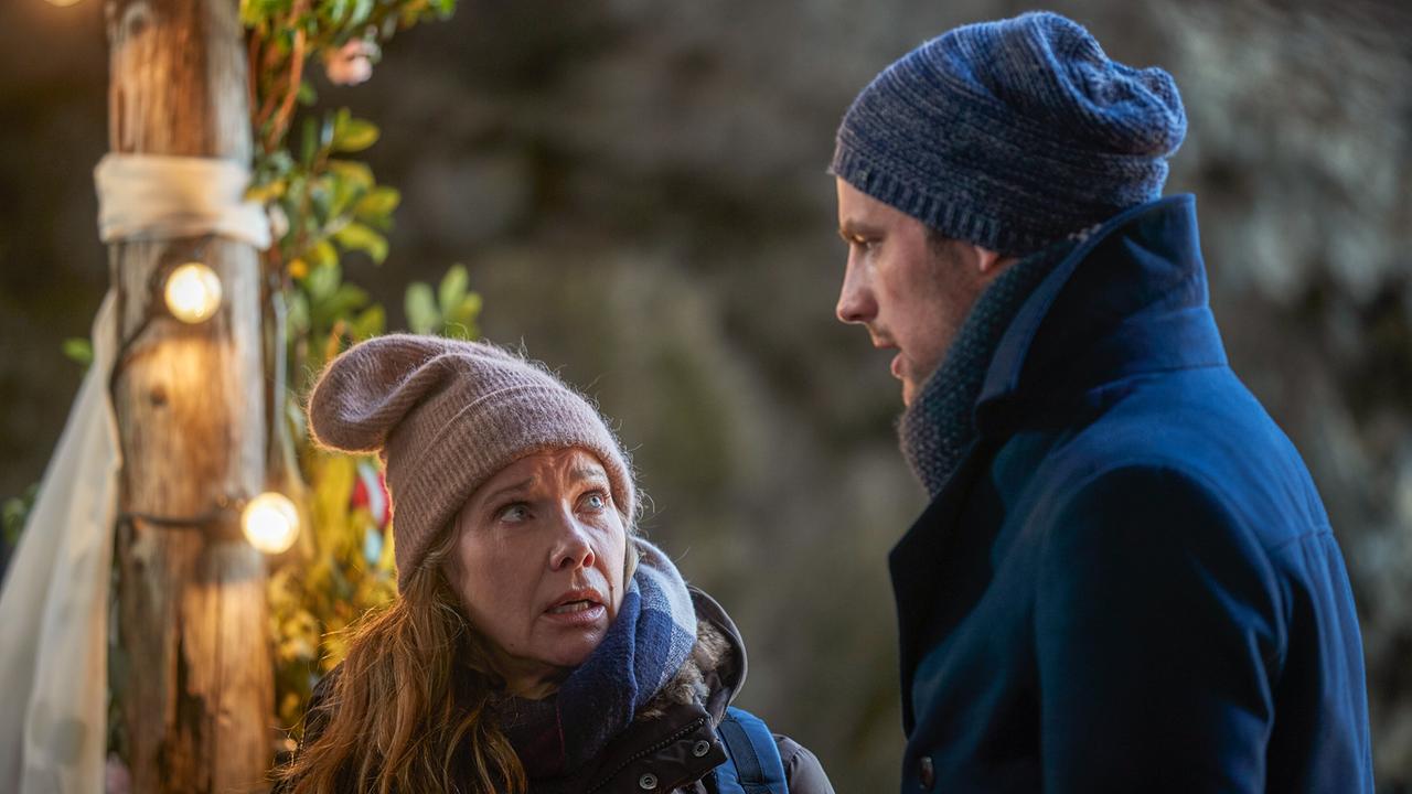 © ORF/Beta Film/Arnaldur Halldórsson Alex und Claudia wechseln verstörende Blicke.