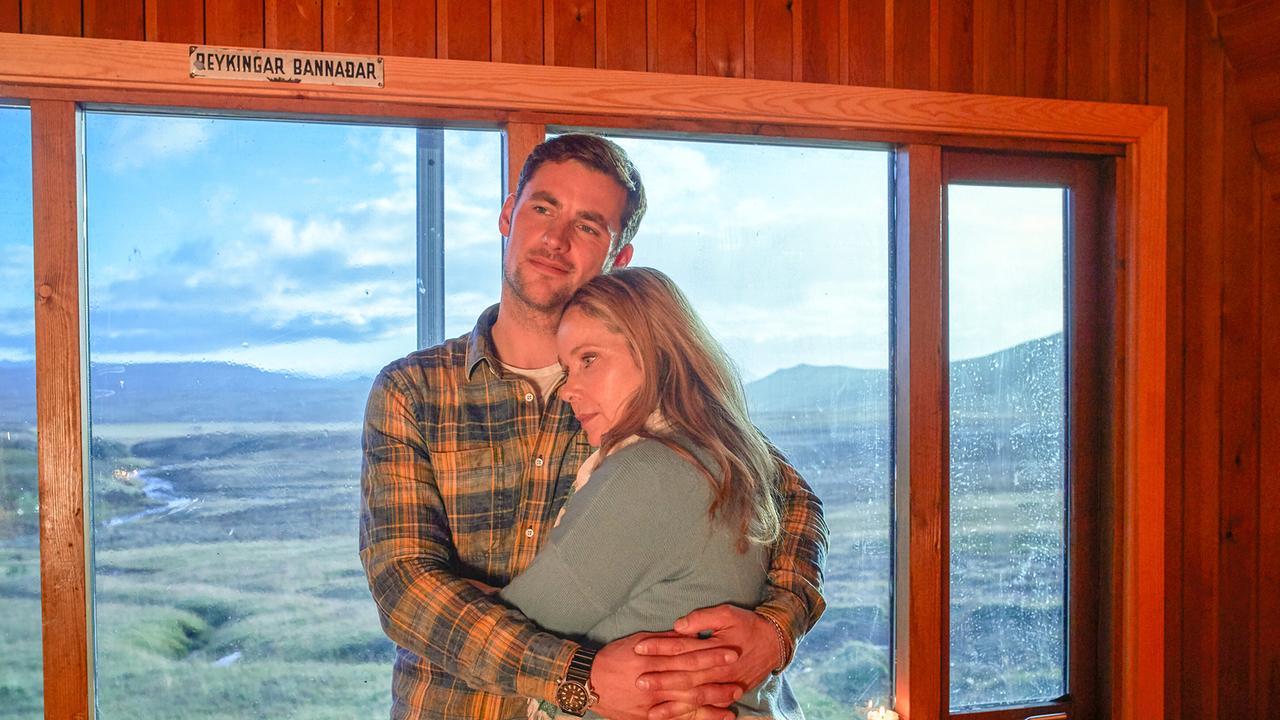 © ORF/Beta Film/Arnaldur Halldórsson Alex und Claudia in inniger Umarmung.