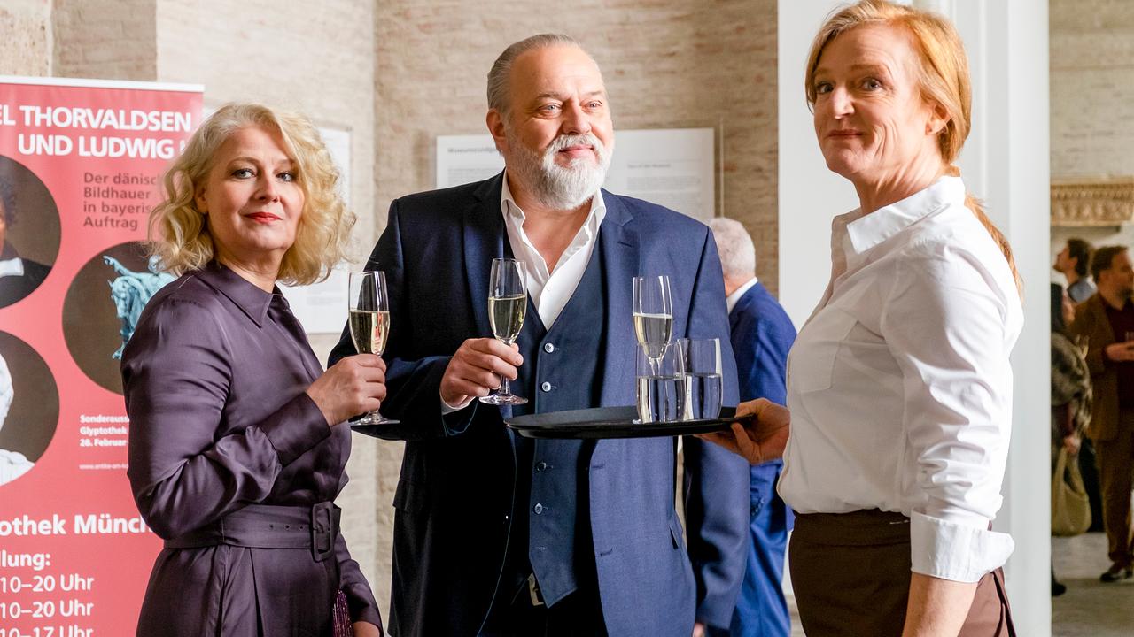 Im Bild: Beim Empfang im Museum treffen Dr. Franziska Sommerfeld (Christina Rainer, l.) und Richard Voss (Jan-Gregor Kremp, M.) erneut auf Ilse Menzel (Nina Petri, r.).