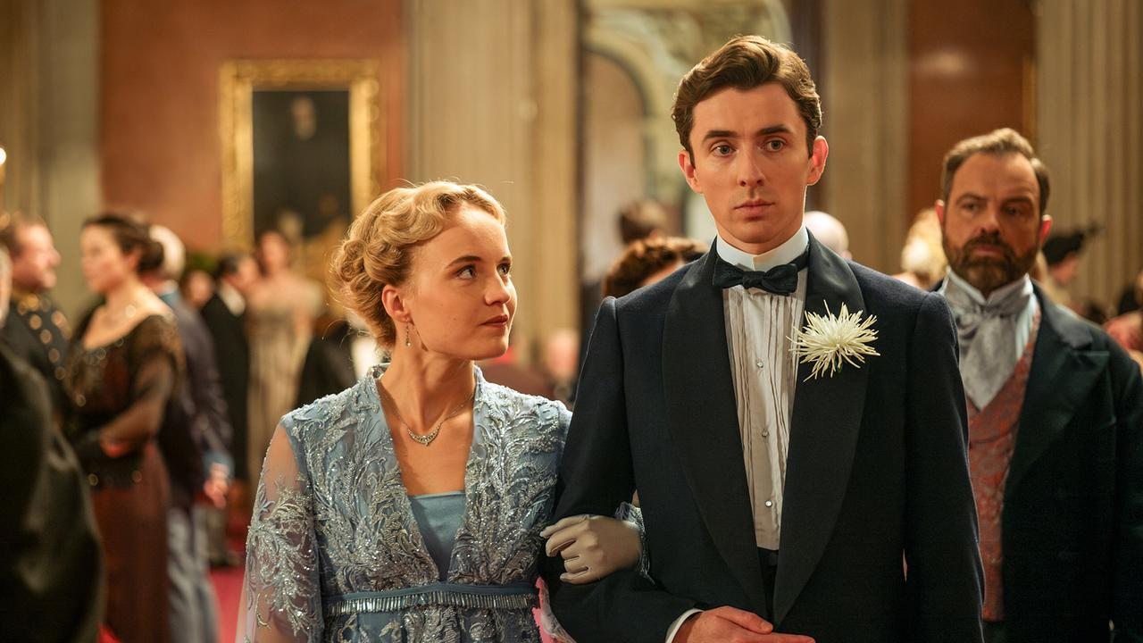 "Vienna Blood - Mephisto Teil 1": Luise von Finckh (Clara Weiss), Matthew Beard (Max Liebermann), Juergen Maurer (Oskar Rheinhardt)