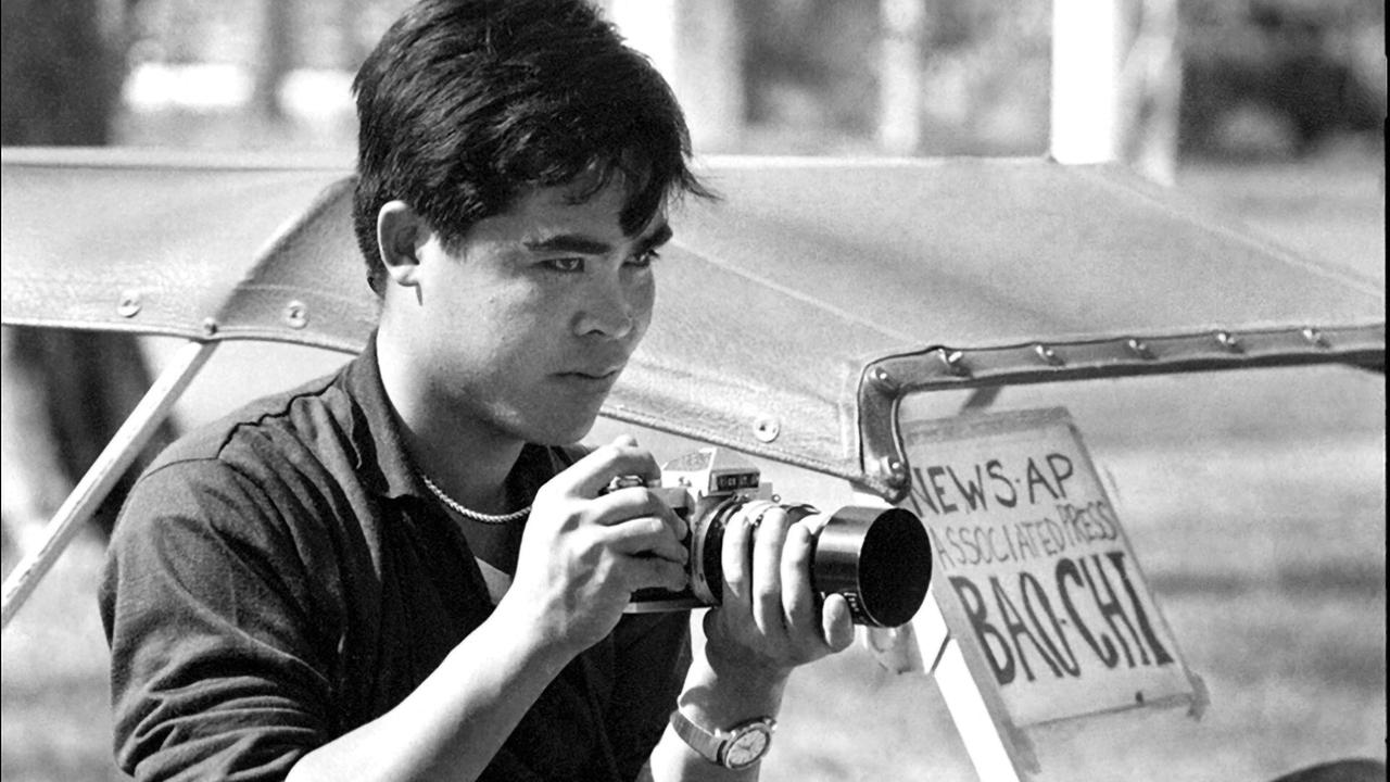 © ORF/Skopia Films/France 5/AP/Henri Huet Vietnam - Ein Foto und der Krieg: Nick Út, Fotograf der Associated Press, in Saigon neben seinem Auto