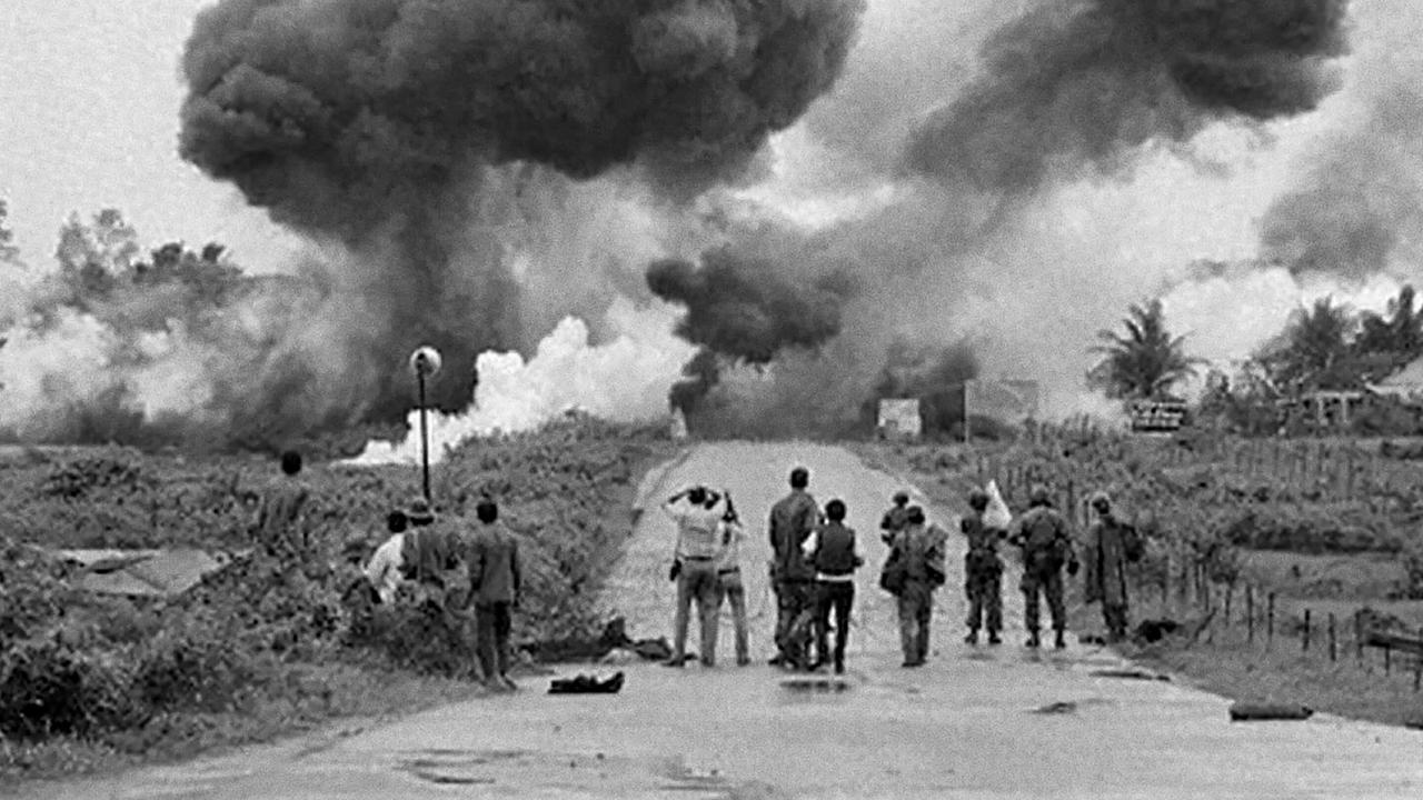 © ORF/Skopia Films/France 5/AP Vietnam - Ein Foto und der Krieg: Am 8. Juni 1972 bombardierte die südvietnamesische Luftwaffe in Trang Bang einen Tempel mit dem Brandkampfstoff Napalm.