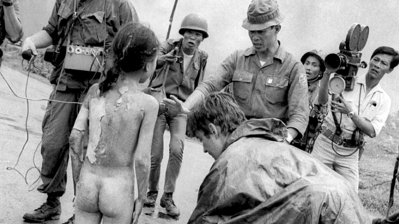 © ORF/Skopia Films/France 5/AP Vietnam - Ein Foto und der Krieg: Phan Thị Kim Phúc hat den Vietnam-Krieg (1955 bis 1975) überlebt. 1972 erlitt sie bei einem Angriff mit Napalm-Bomben schwere Verbrennungen. Die damals Neunjährige floh – völlig unbekleidet und schreiend vor Schmerzen. Das Bild, das der Fotograf Nick Út in diesem Moment einfing, wurde zum Symbol für die Schrecken des Krieges.