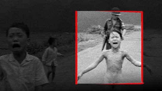 Vietnam - Ein Foto und der Krieg: Phan Thị Kim Phúc hat den Vietnam-Krieg (1955 bis 1975) überlebt. 1972 erlitt sie bei einem Angriff mit Napalm-Bomben schwere Verbrennungen. Die damals Neunjährige floh – völlig unbekleidet und schreiend vor Schmerzen. Das Bild, das der Fotograf Nick Út in diesem Moment einfing, wurde zum Symbol für die Schrecken des Krieges.