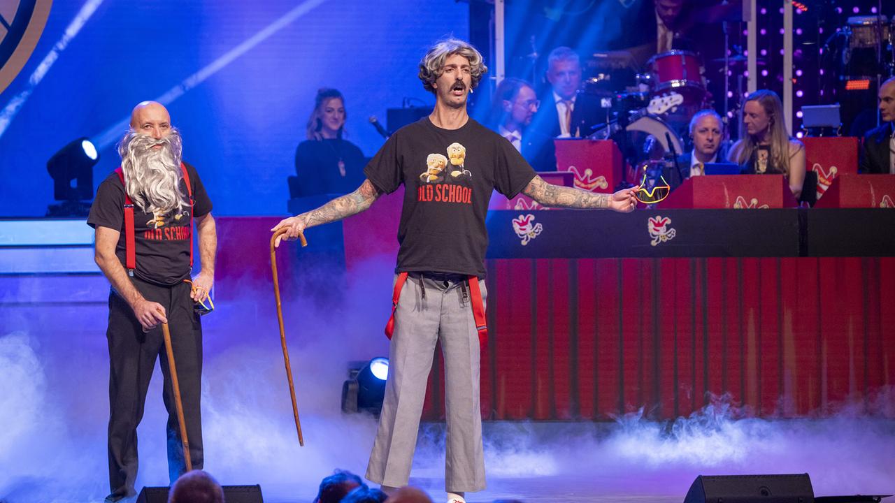 © ORF/Peter Krivograd Thomas Springer und Hans-Jörg Petrik als „Old School“ kostümiert mit Gehstock und Tattoos stehen in Nebel und Bühnenlicht.