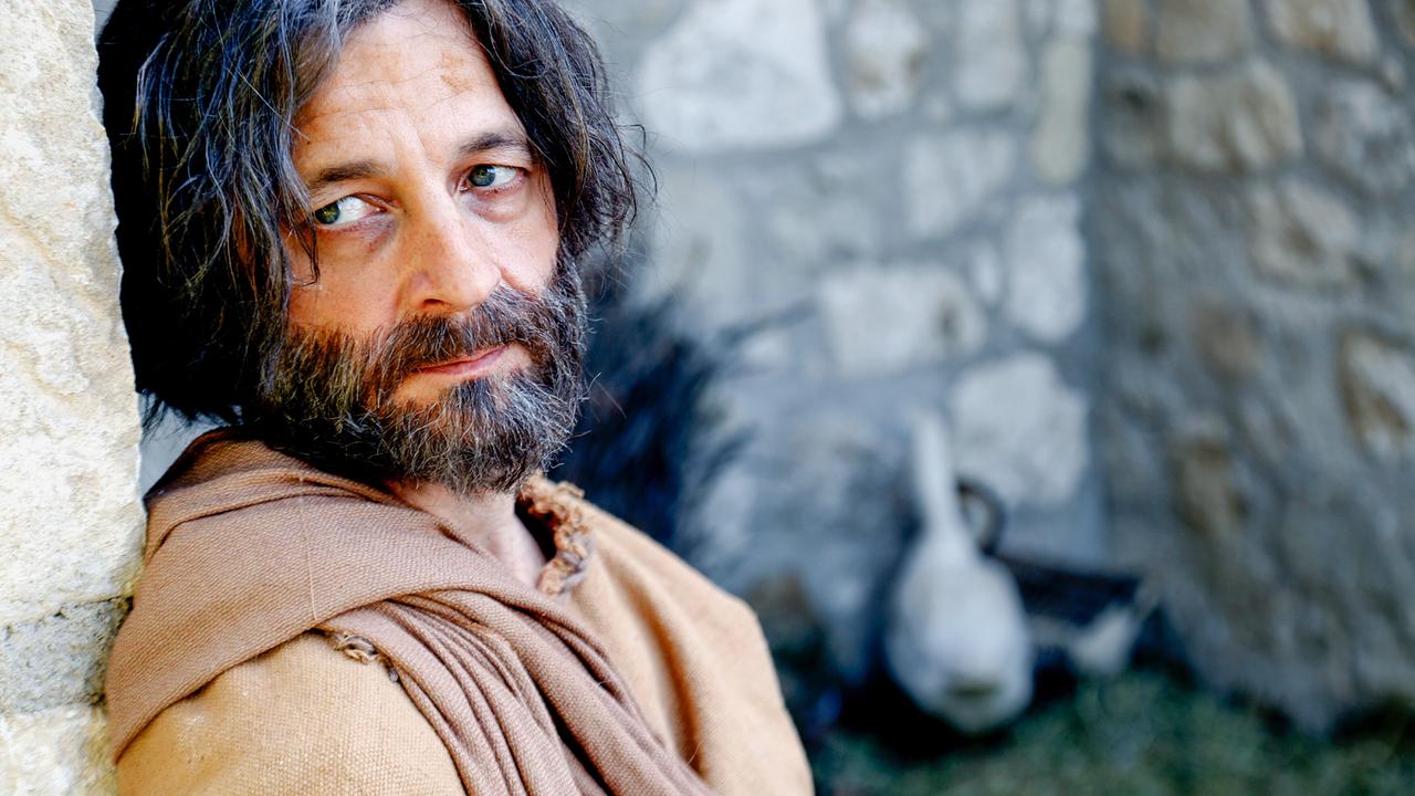 © ORF/Metafilm GmbH Der heilige Martin dargestellt von Paul Matic versteckt sich im Gänsestall.