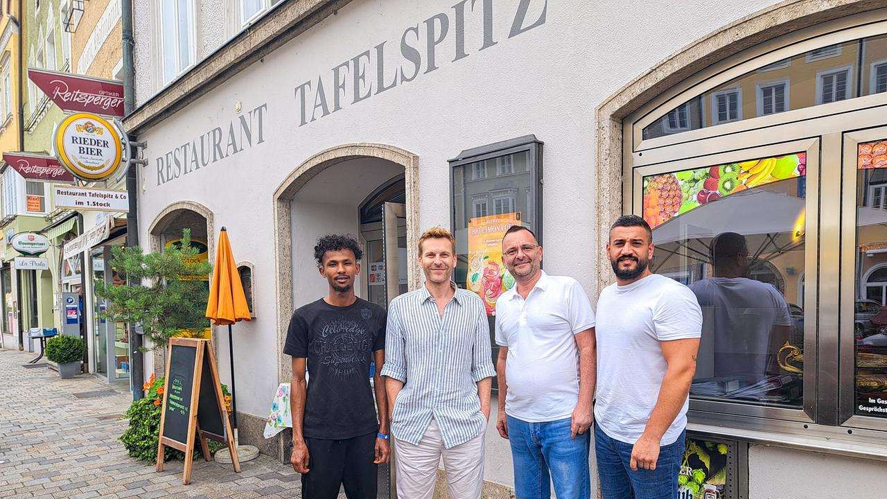 Wahl 24 - Was braucht Österreich?: Christoph Feurstein ist zu Gast im Restaurant Tafelspitz, dessen Besitzer Jochen Reumüller Asylwerbern eine Chance am Arbeitsmarkt bietet.