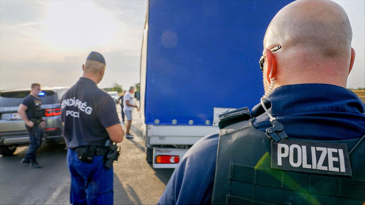 Wahl 24 - Was braucht Österreich?: Ein LKW wird von den Behörden beider Staaten kontrolliert.