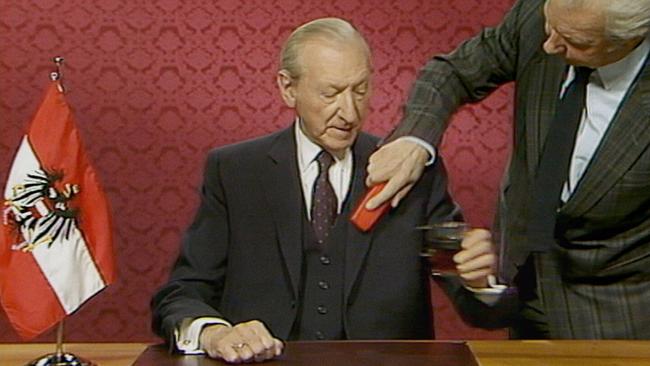 Kurt Waldheim wird Sakko abgebürstet