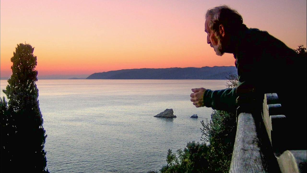 Heinz Nußbaumer am Berg Athos schaut bei Sonnenuntergang auf das Meer