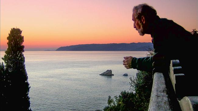 © ORF/Cinevision Heinz Nußbaumer am Berg Athos schaut bei Sonnenuntergang auf das Meer