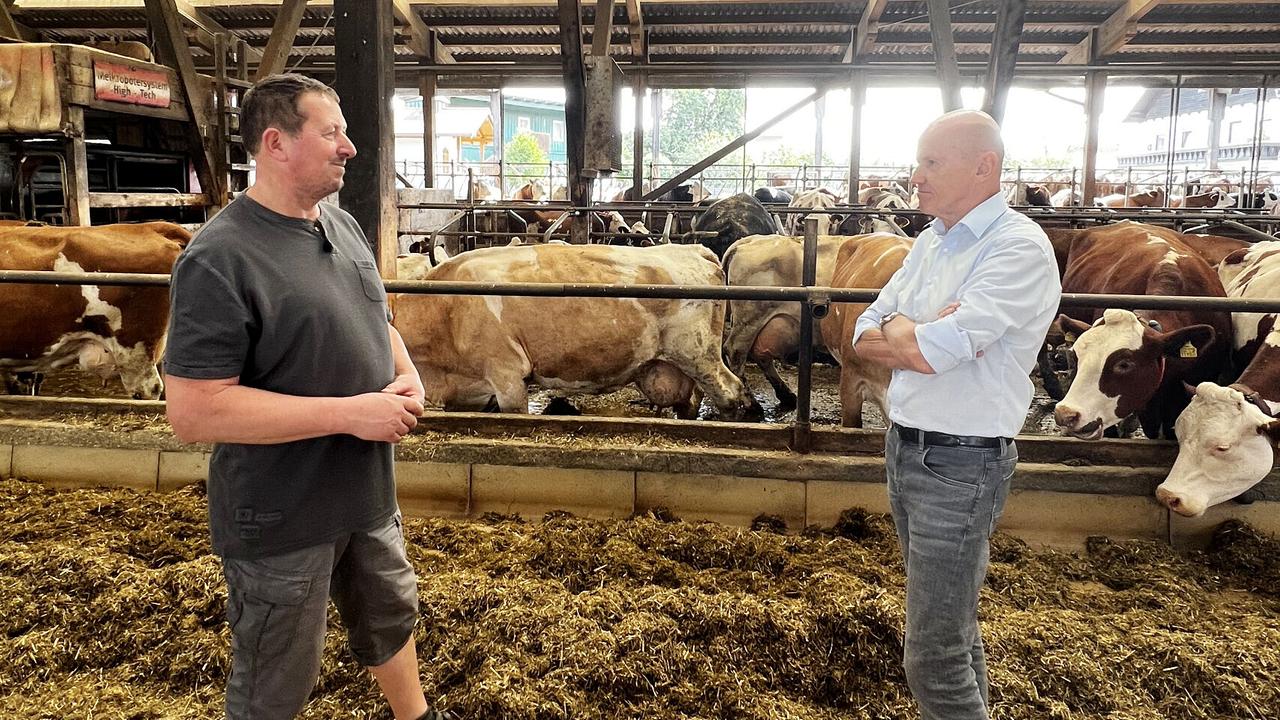 "Weg vom Gas - wie sollen wir uns das leisten?": In Oberösterreich besucht Peter Resetarits den größten Milchbauern des Landes, Johann Konrad. Wie geht es ihm mit den steigenden Energiepreisen - und was heißt das für die KonsumentInnen?