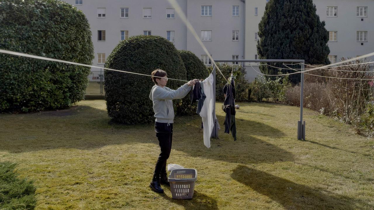 © ORF/Red Monster Film Weibliche Armut - Warum Frauen weniger haben: Lisa Kröbmannsberger ist alleinerziehende Mutter von drei Kindern in Niederösterreich und arbeitet geringfügig als Reinigungskraft.