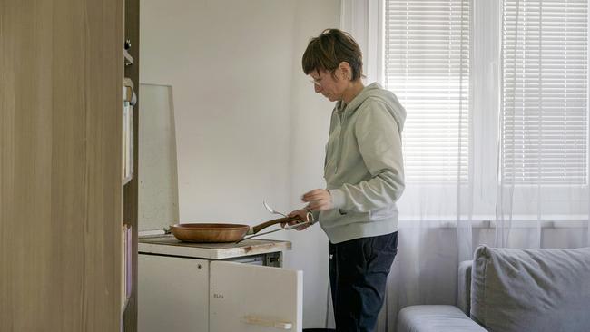 © ORF/Red Monster Film Lisa Kröbmannsberger, alleinerziehende Mutter, kocht in einem Wohnzimmer, in dem auch ein Herd zwischen einer Coach und einem Regal steht.