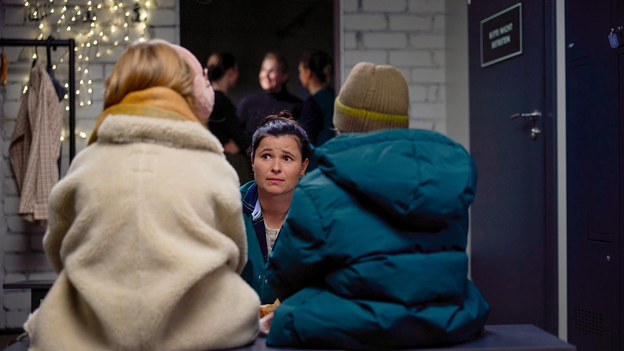 Putzkraft Anne weiß nicht, wo sie mit ihren Kindern den Weihnachtsabend verbringen soll.