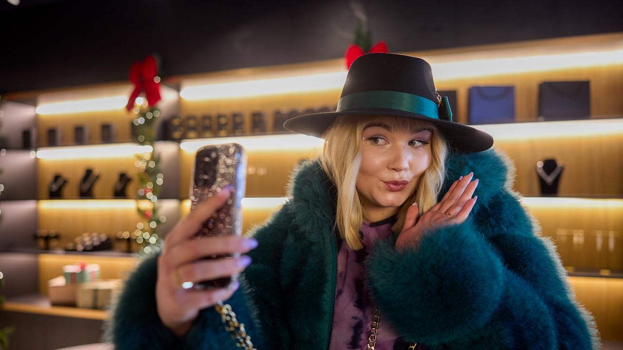 NattyGlam nutzt das Luxuskaufhaus Olymp, um ihren angeblichen Glamour-Life-Style auch an Weihnachten aufrecht zu halten.