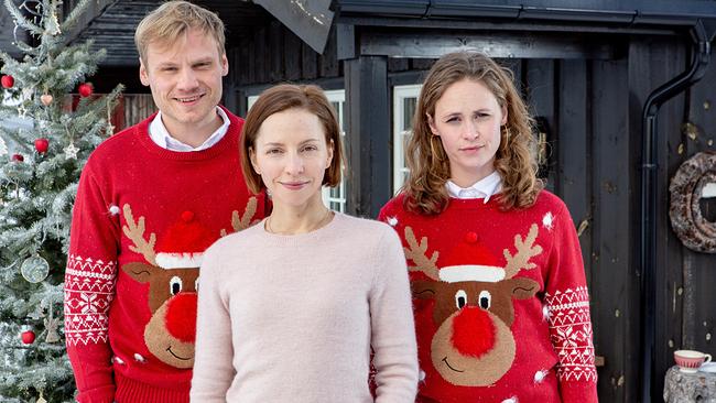 Im Bild: Weihnachten in Norwegen: Für die Geschwister Bastian (Anton Spieker, l.), Annika (Katharina Schüttler, M.) und Sanne (Inez Bjørg David, r.) ändert sich ihr komplettes Leben.