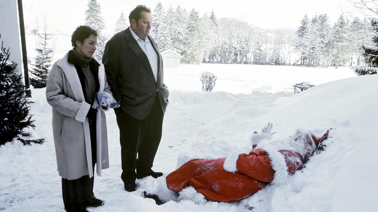 Im Bild: Am Morgen nach der Kindesentführung wird ein toter Weihnachtsmann vor der Kapelle am Kalvarienberg gefunden. Das Opfer ist Valentin Obermaier (Florian Fitz), ein verschuldeter Geschäftsmann und Spieler, der seine Familie mehrmals an den Rand der Existenz gebracht hat. Benno (Ottfried Fischer, mi.) und Sabrina (Katerina Jacob) stoßen auf jede Menge Motive und Verdächtige.