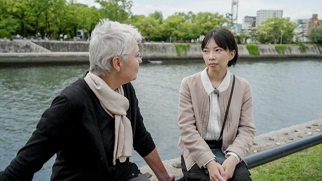 WELTjournal: ORF-Japan-Expertin Judith Brandner im Gespräch mit Yui Aiba über ihren Großvater, der Atombombenopfer war.