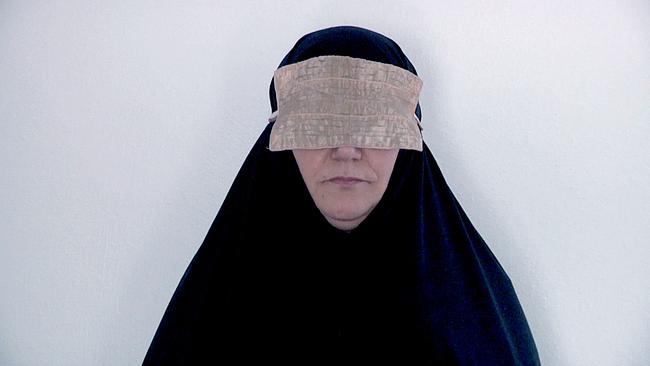 © ORF/Illumina Films Eine Frau mit einer Augenbinde ist mit einem Tschador verhüllt, einem traditionellen, iranischen Umhang vor einem schlichten, hellen Hintergrund.