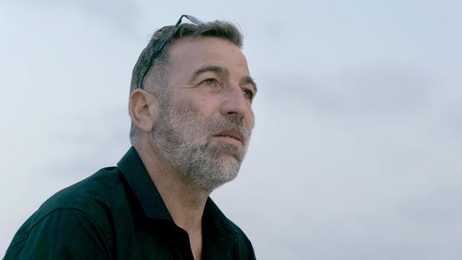 © ORF/Go2Films Nahaufnahme von Landwirt Oz Davidian, der durch sein mutiges Eingreifen 120 junge Menschen vom Gelände des Nova-Musikfestivals retten konnte.