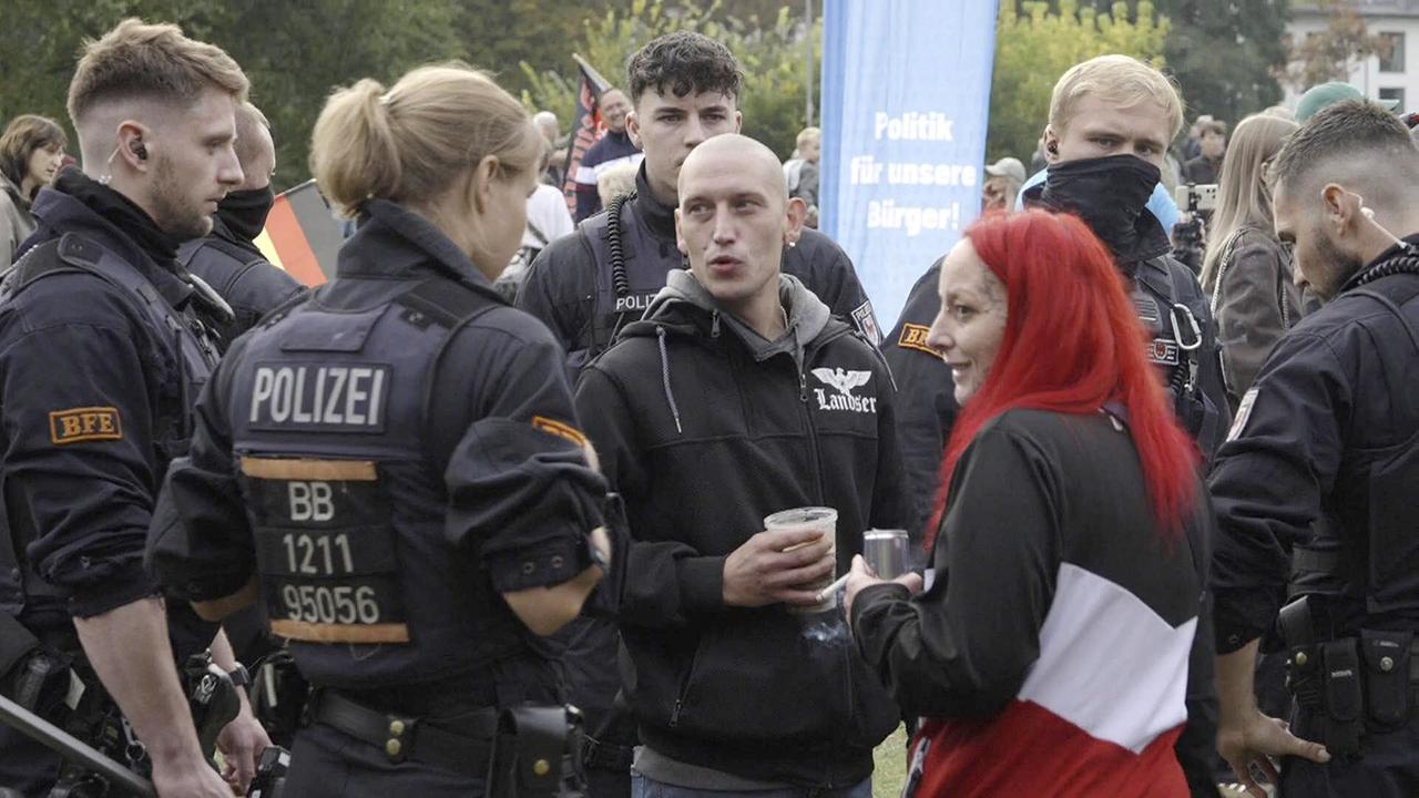 Ein Teilnehmer des AfD-Familienfests am 3. Oktober mit einem Aufdruck der verbotenen Neonazi-Band „Landser“.