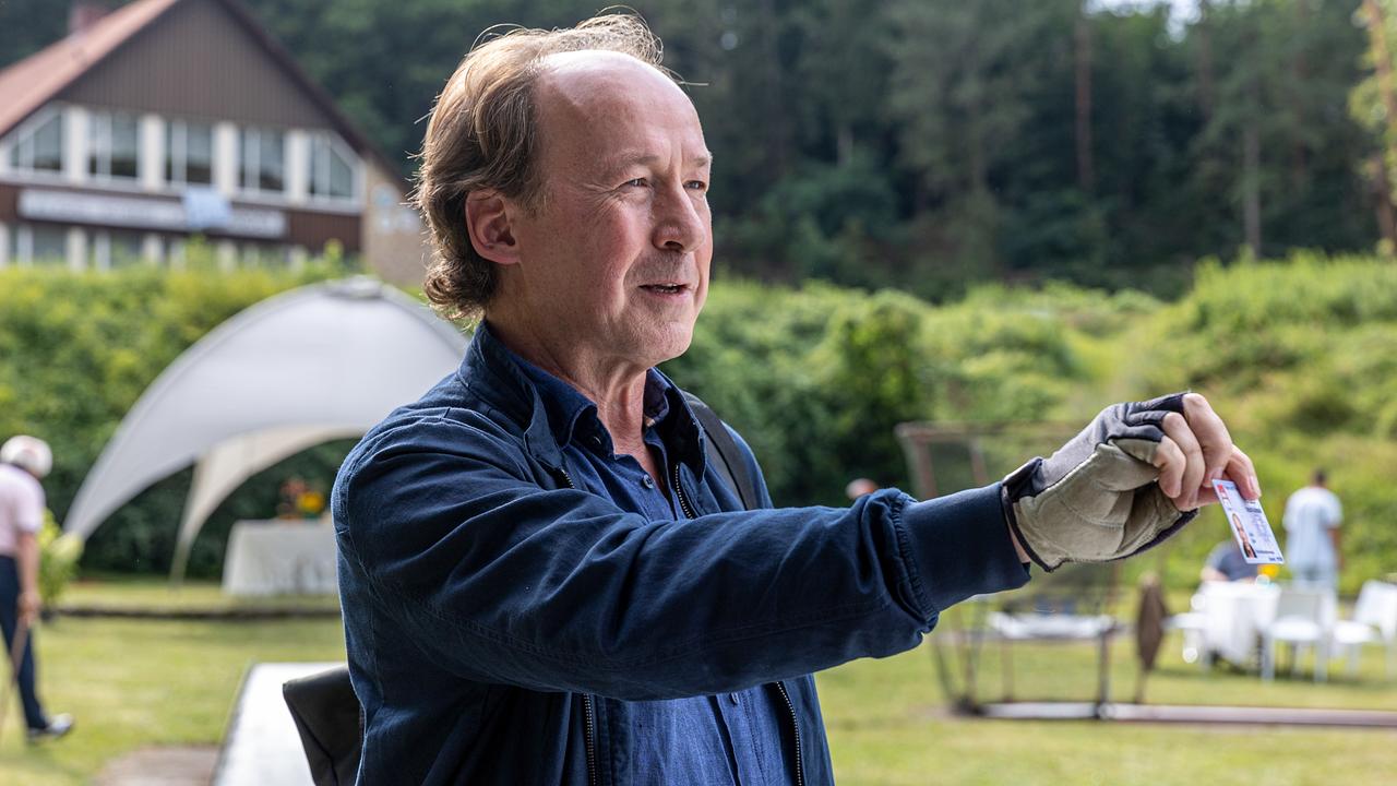 Kriminalhauptkommissar Jakob Stiller weist sich als Kriminalist aus.