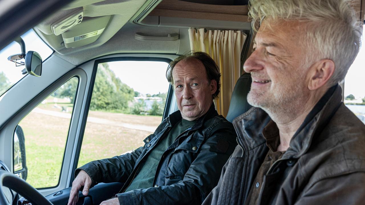 Jakob Stiller steigt zu Jürgen Fauth in den Camper, um ihn auf seiner Flucht aufzuhalten.