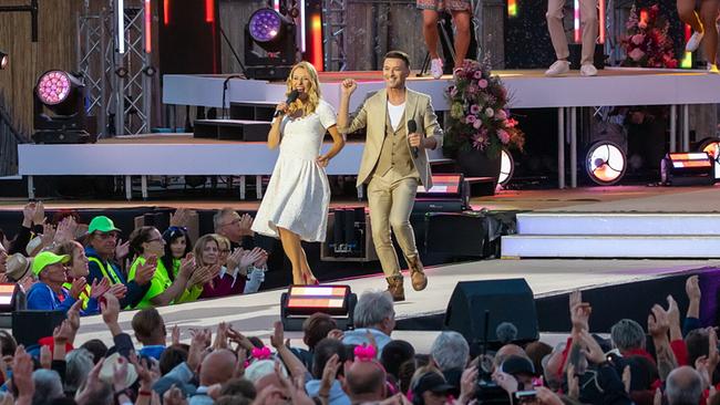 © ORF/Peter Krivograd PP 2024: Stefanie Hertel und Marco Ventre begrüßen aus St. Oswald/Bad Kleinkirchheim zum "Wenn die Musi spielt - Open Air 2024".