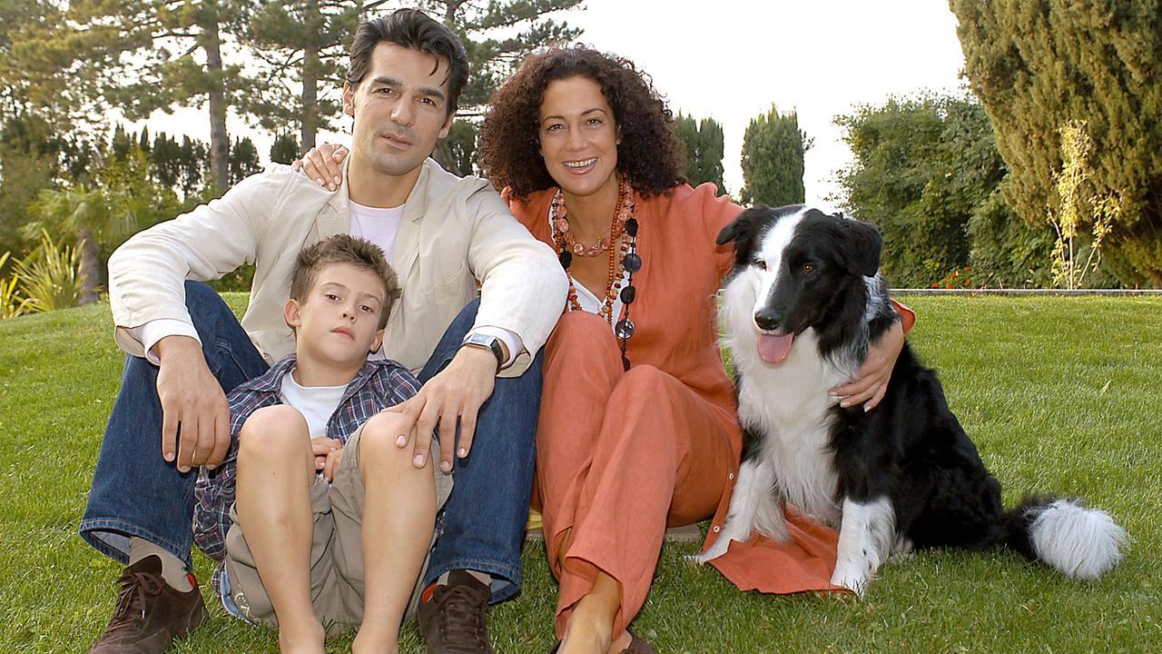 Paul, sein Sohn, Luisa und Hund blicken glücklich gemeinsam in die Kamera.
