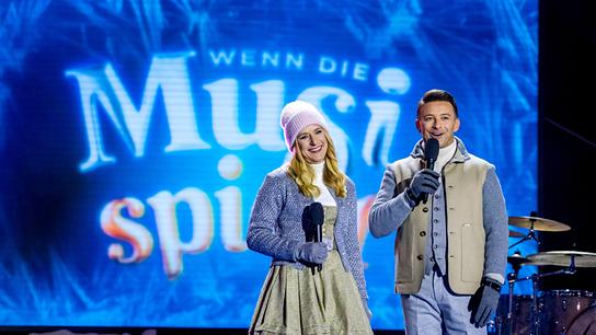Stefanie Hertel und Marco Ventre auf der Bühne vom "Wenn die Musi spielt - Winter Open Air"