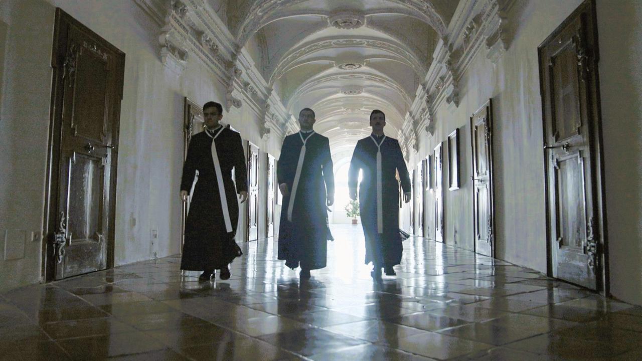 © ORF/Feature Film Widerstand im Glauben: Im Stift Klosterneuburg hat der Widerstandskämpfer und Priester Roman Karl Scholz versucht seine Widerstandsaktivitäten möglichst geheim zu halten. Während einzelne Christen aktiv Widerstand leisten, muss sich die katholische Amtskirche und viele Orden mit den Nazis arrangieren.
