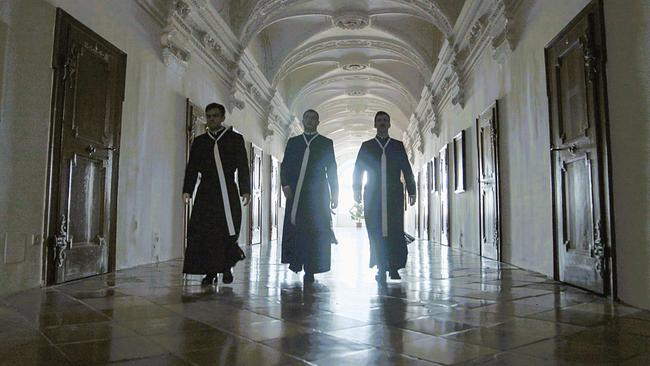 Widerstand im Glauben: Im Stift Klosterneuburg hat der Widerstandskämpfer und Priester Roman Karl Scholz versucht seine Widerstandsaktivitäten möglichst geheim zu halten. Während einzelne Christen aktiv Widerstand leisten, muss sich die katholische Amtskirche und viele Orden mit den Nazis arrangieren.